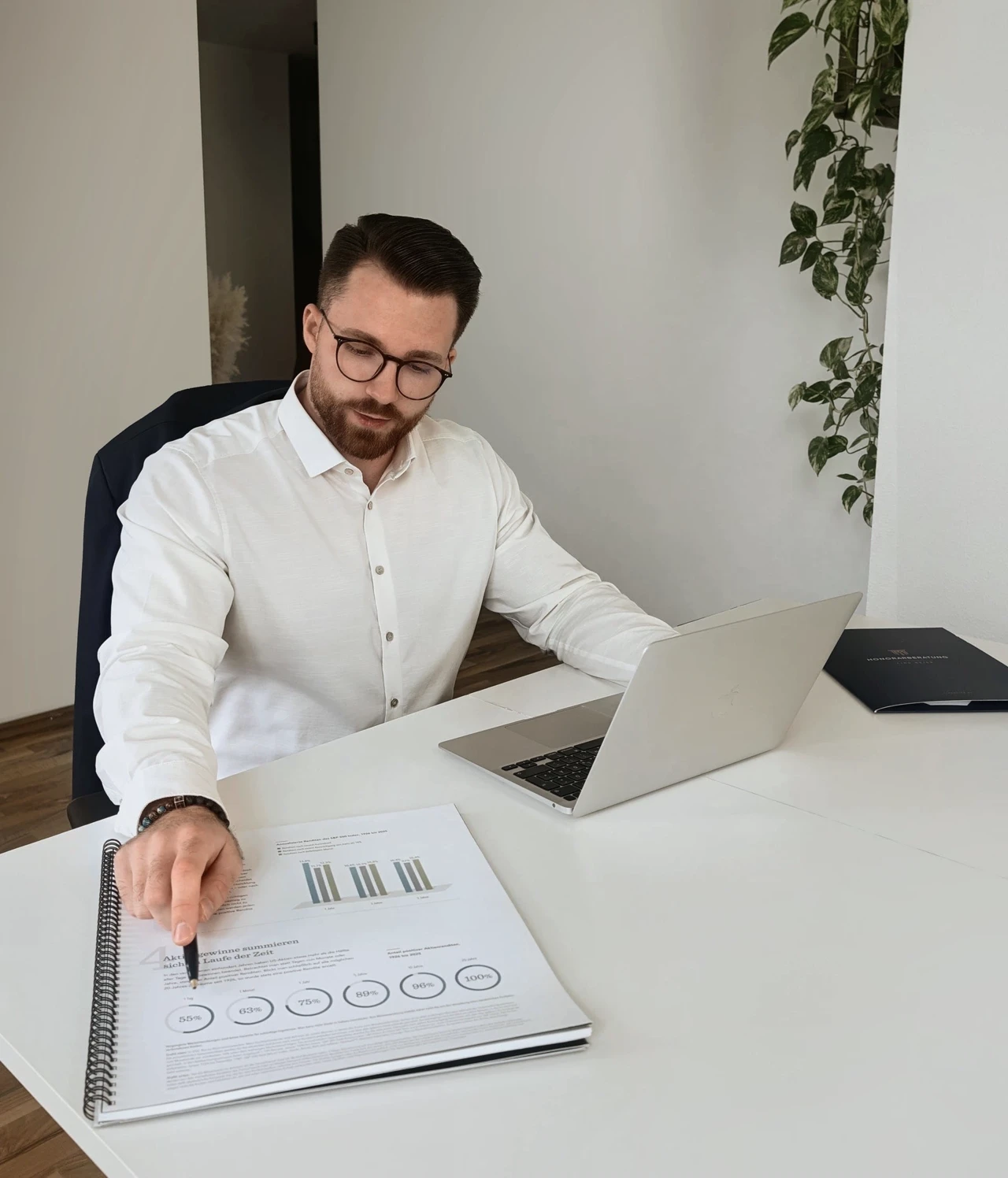 Timo Meier arbeitet mit Finanzunterlagen und Laptop